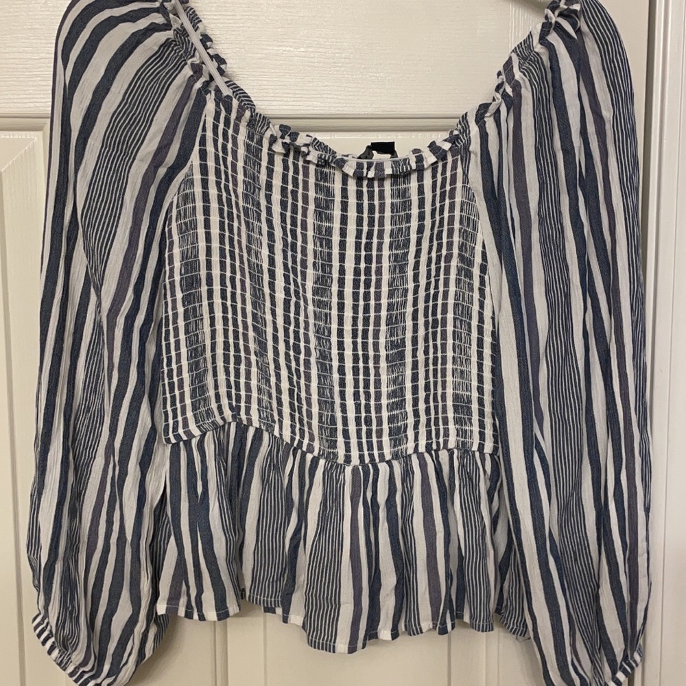 3/4 length sleeve crop shirt.